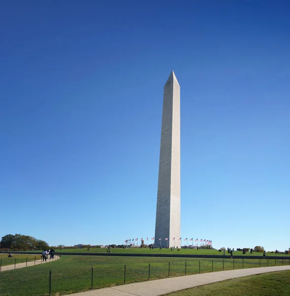 遥远的华盛顿方尖碑周围有标志的视图 — 图库照片