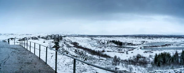 Snødlandskap, vei og stormvær – stockfoto