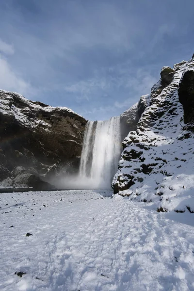 Verschneite Landschaft und hoher Wasserfall, Eismeer — Stockfoto