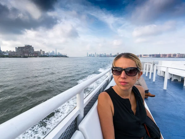 ボートから景色眺めてサングラスを身に着けている女性 — ストック写真