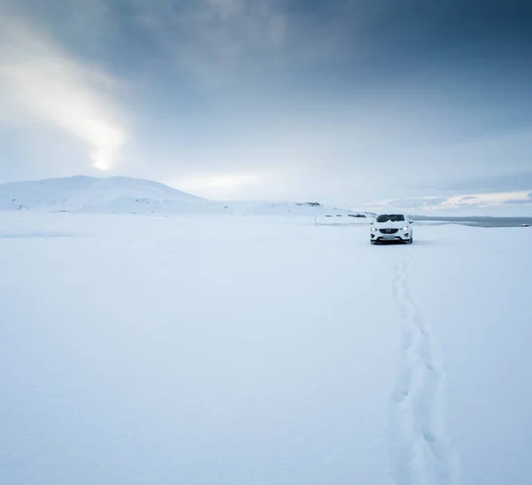 Carro estacionário coberto de camada profunda de neve — Fotografia de Stock
