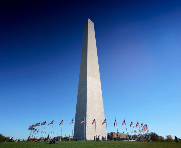 Vista lejana del obelisco de Washington rodeado de banderas, Lavado — Foto de Stock