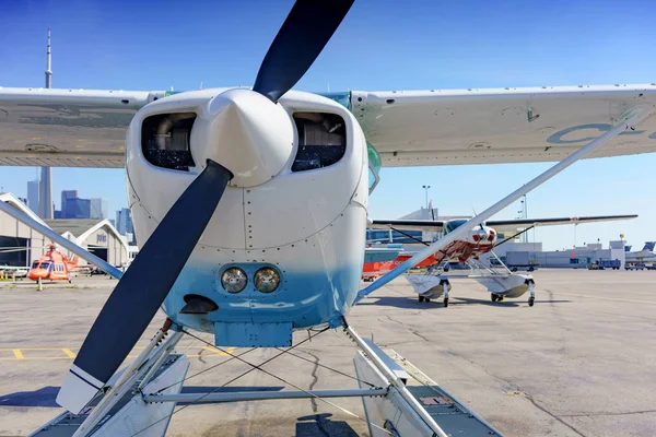 Самолет на взлетно-посадочной полосе с вертолетом — стоковое фото