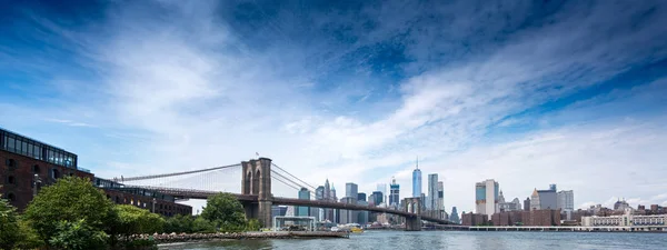 Vista panorámica del horizonte de la ciudad y el puente de Brooklyn — Foto de Stock