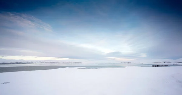 Horizontal, paisaje cubierto de nieve panorámica — Foto de Stock