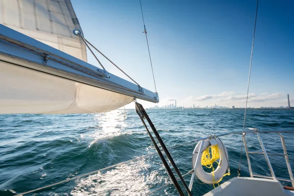 Segelboot mit Segel im Blick — Stockfoto