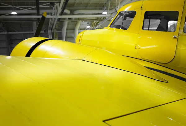 Κίτρινο χρωματισμένο ελικοφόρο αεροπλάνο — Φωτογραφία Αρχείου