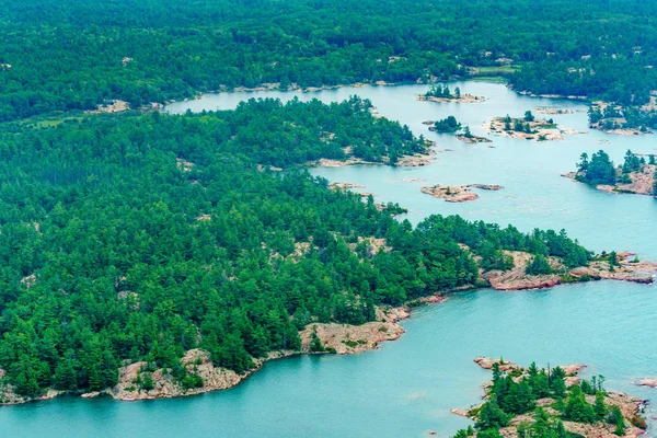 Vue en angle élevé du littoral avec des roches offshore — Photo