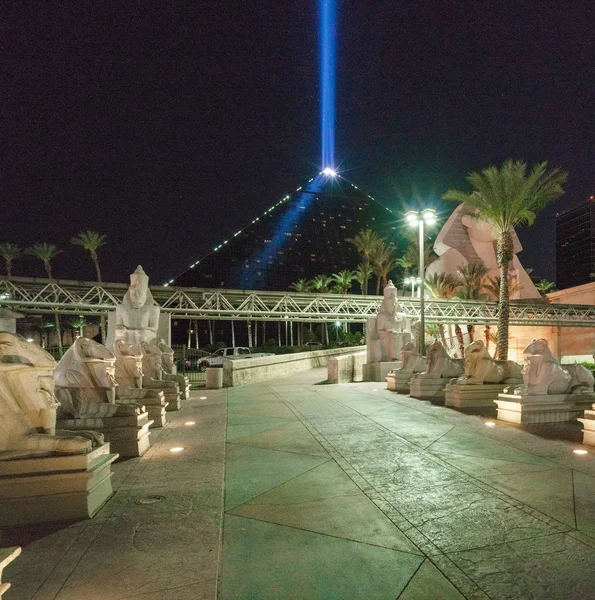 Luxor attractie met piramide en blauwe heldere laserstraal — Stockfoto