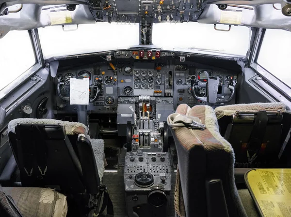 Vista ad alto angolo della cabina di pilotaggio del vecchio velivolo — Foto Stock