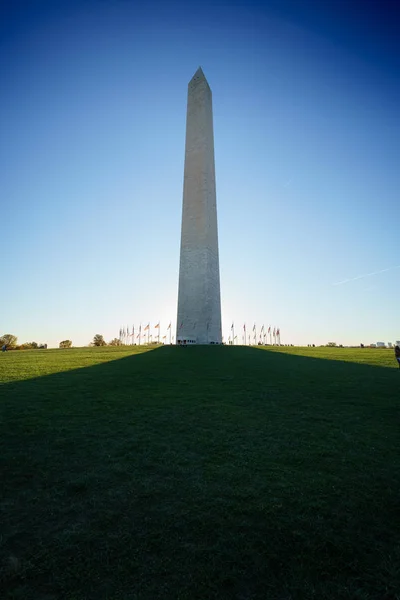 Washington Monument against a clear blue sky — Stock Photo, Image