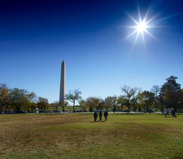华盛顿方尖碑、 阳光、 蓝天和绿草 — 图库照片