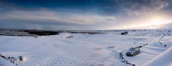Stillstehendes Auto auf schneebedeckter Landschaft — Stockfoto