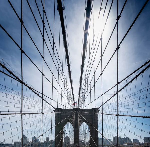 Vista de baixo ângulo de cabos na ponte de Brooklyn — Fotografia de Stock