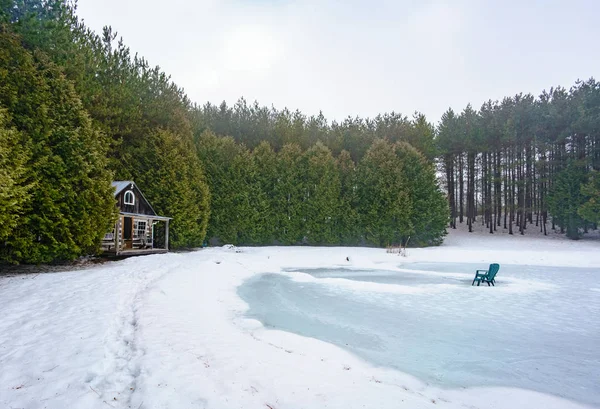 Cabin in rural setting in winter — Stock Photo, Image