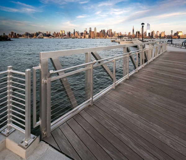 Vista de la ciudad de Nueva York desde el paseo marítimo —  Fotos de Stock
