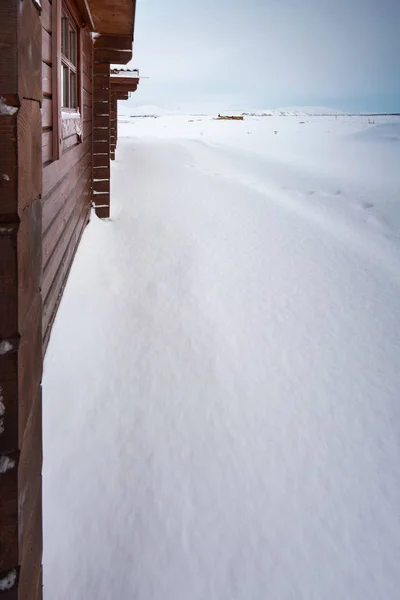 Rahat günlük kabin içinde kar manzara kaplı — Stok fotoğraf