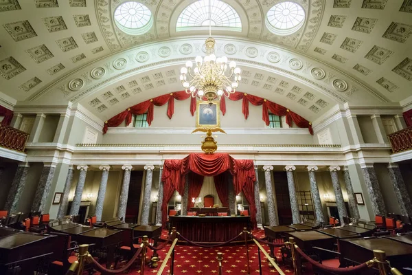 Escritorio presidencial decorado con cortinas rojas — Foto de Stock