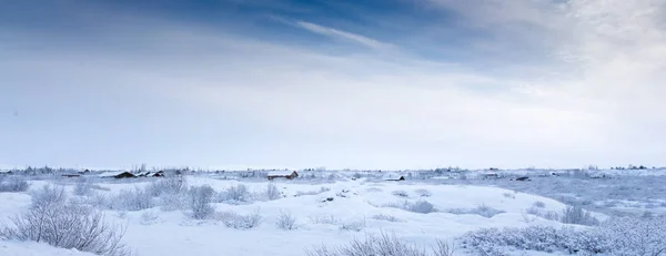 Tief verschneite Straßen und Landschaft — Stockfoto