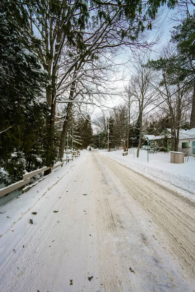 Pokryte śniegiem wiejskiej drodze — Zdjęcie stockowe