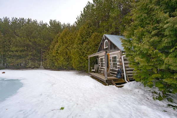 Cabin in woods in winter — Stock Photo, Image