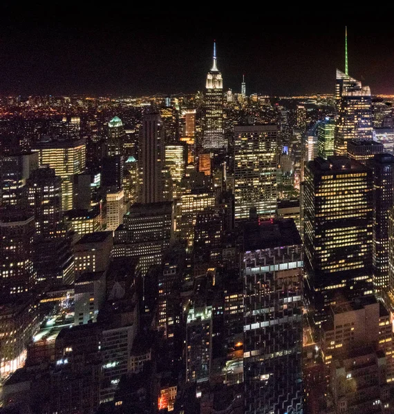 Vista aérea de edificios iluminados por la noche — Foto de Stock