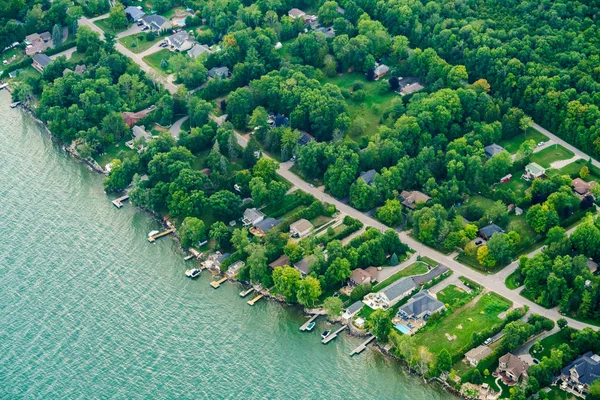 Luchtfoto van huizen in residentiële buitenwijken — Stockfoto