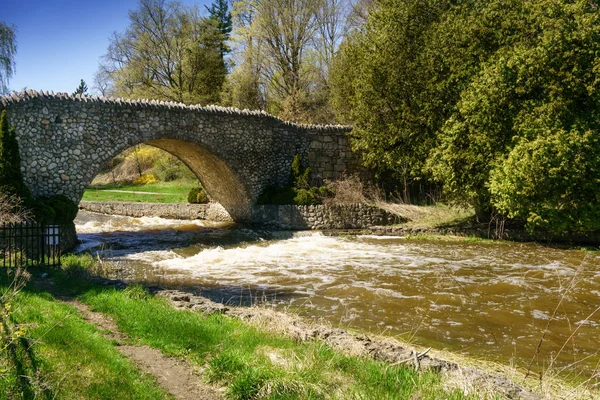 田舎の川とアーチ橋 — ストック写真