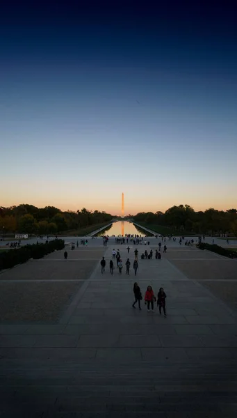 Washington Monument et le bassin réfléchissant au crépuscule, Washington — Photo