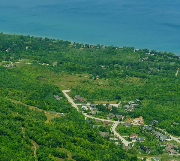 Vista aérea de suburbio residencial por lago — Foto de Stock