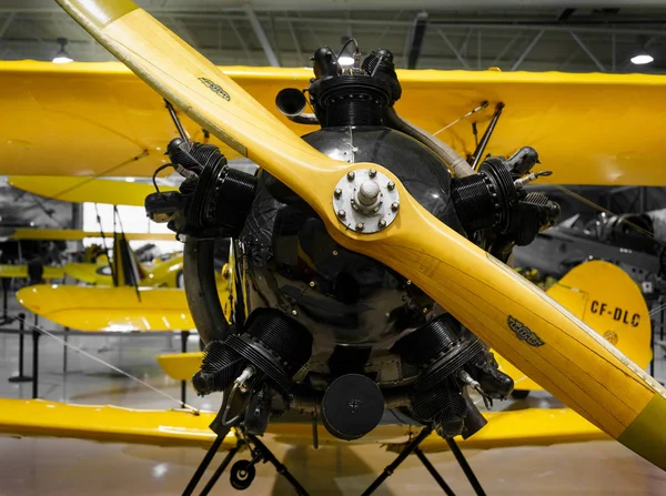 Κίτρινο χρωματισμένο ελικοφόρο αεροπλάνο — Φωτογραφία Αρχείου