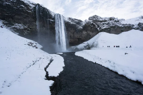 Turister som tittar på snö täckta landskap — Stockfoto