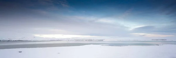 Horizontal, paisaje cubierto de nieve panorámica — Foto de Stock