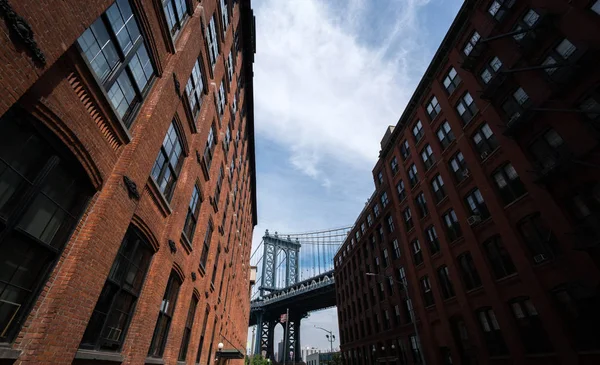 Vue sur le pont de Manhattan vue à travers les bâtiments — Photo