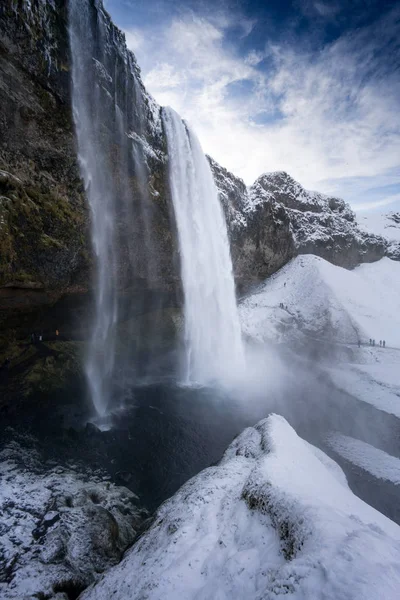 Snötäckta landskap och höga vattenfallet — Stockfoto