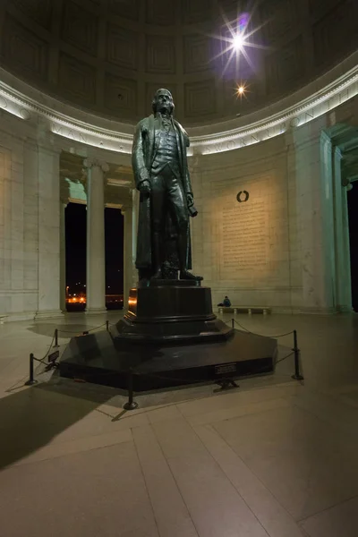 Düşük açılı ve Thomas Jefferson Memorial uzak görünümünü — Stok fotoğraf