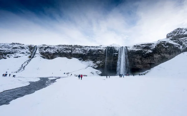 Kar ile ilgilenen turist manzara kaplı — Stok fotoğraf