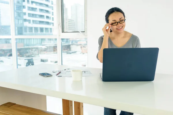 Mujer usando portátil. — Foto de Stock