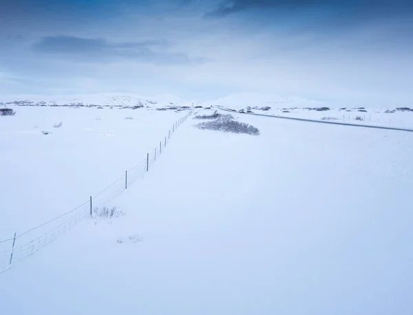 Глубокий снежный пейзаж — стоковое фото