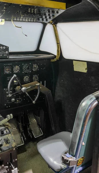 Всередині старого, антикварного, стаціонарного літака — стокове фото