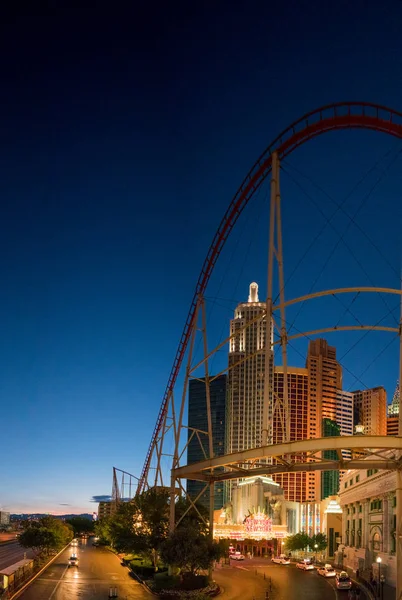 Scène van de stad's nacht en moderne structuur verlicht — Stockfoto