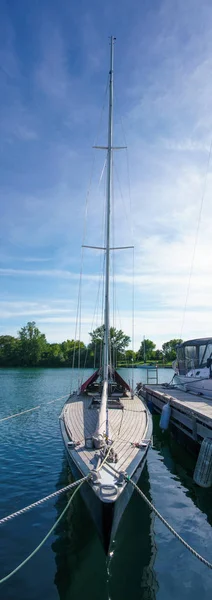 Stationäres Segelboot neben Pier — Stockfoto