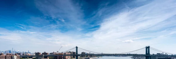 Widok panoramiczny Brooklyn Bridge z nieba i chmur — Zdjęcie stockowe