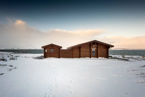 Log cabin rekolekcje w głębokim śniegu objętych krajobraz — Zdjęcie stockowe