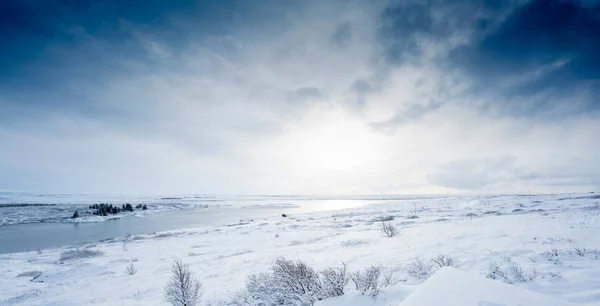 Neve coberto montanhas e paisagem — Fotografia de Stock