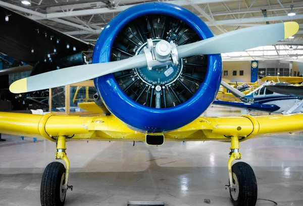 Yellow-blue painted propeller plane — Stock Photo, Image