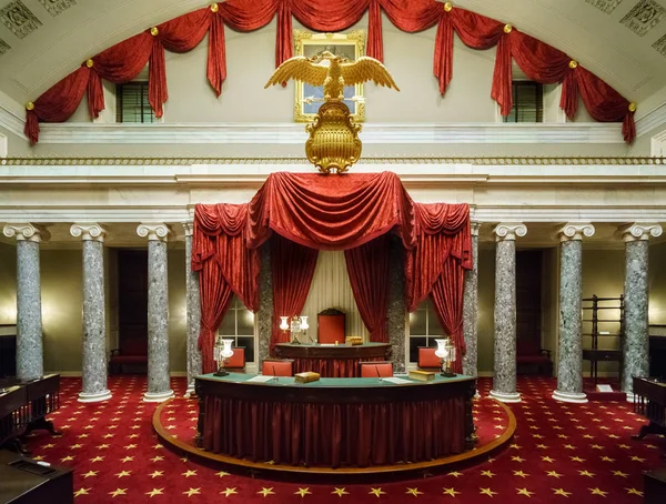 Escritorio presidencial decorado con cortinas rojas — Foto de Stock