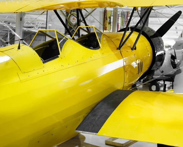 Yellow painted propeller plane — Stock Photo, Image