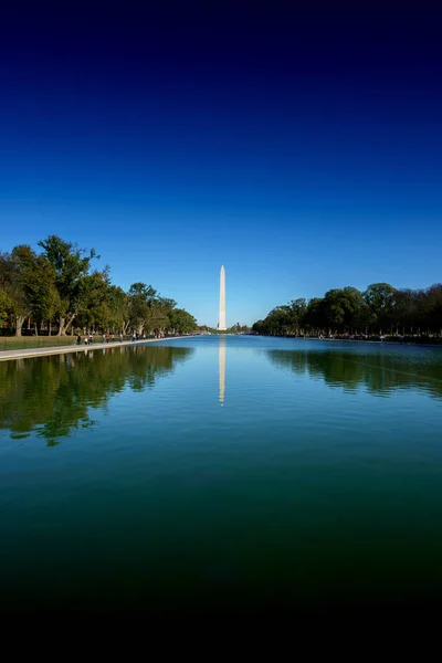 Vista à distância do obelisco de Washington e da Piscina Refletora — Fotografia de Stock