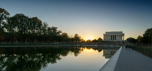 Lincoln Memorial and the Reflecting Pool at dusk — Stock Photo, Image